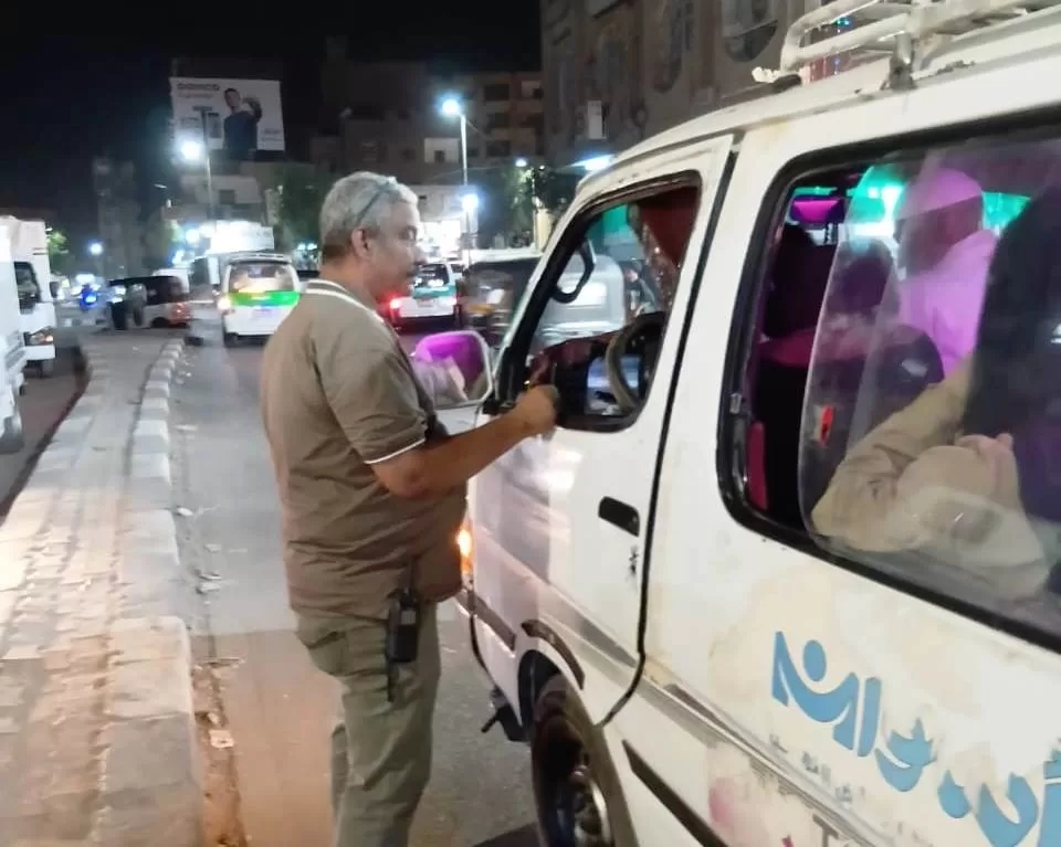 محافظ أسوان يشدد على تكثيف حملات لجنة السيرفيس لإعادة الإنضباط وتوفير وسائل النقل للمواطنين .. وضبط 35 سيارة ميكروباص مخالفة لخطوط السير 19 - جريدة المساء
