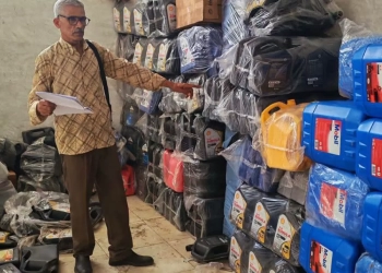 ضبط مصنع غير مرخص لتقليد زيوت السيارات الشهيرة في قنا 18 - جريدة المساء