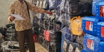 ضبط مصنع غير مرخص لتقليد زيوت السيارات الشهيرة في قنا 1 - جريدة المساء