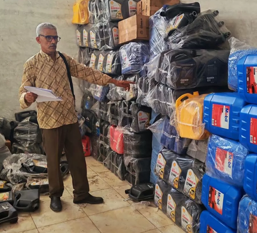 ضبط مصنع غير مرخص لتقليد زيوت السيارات الشهيرة في قنا 19 - جريدة المساء