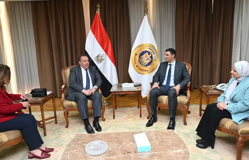 وزير الصناعة يبحث مع نقيب المهندسين آليات الاستفادة من الخبرات والكفاءات الهندسية المصرية في دعم خطط التنمية الصناعية 9 - جريدة المساء