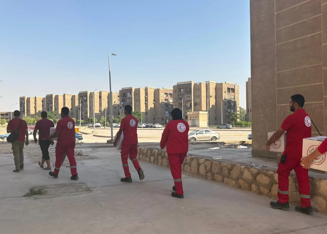 الهلال الأحمر يواصل دعمه للأسر المتضررة من حريق منشية ناصر 19 - جريدة المساء
