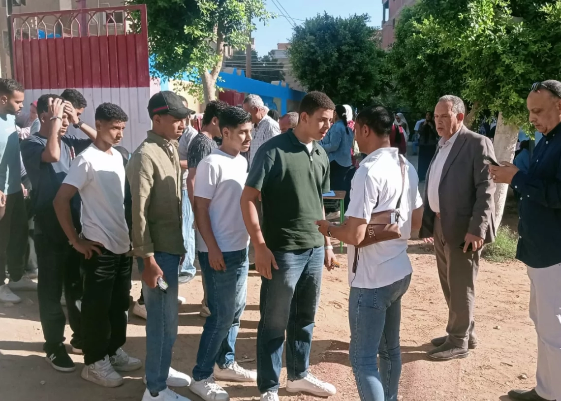 مدير تعليم أسيوط يتفقد إجراءات التفتيش بلجان امتحانات الثانوية العامة بديروط 19 - جريدة المساء