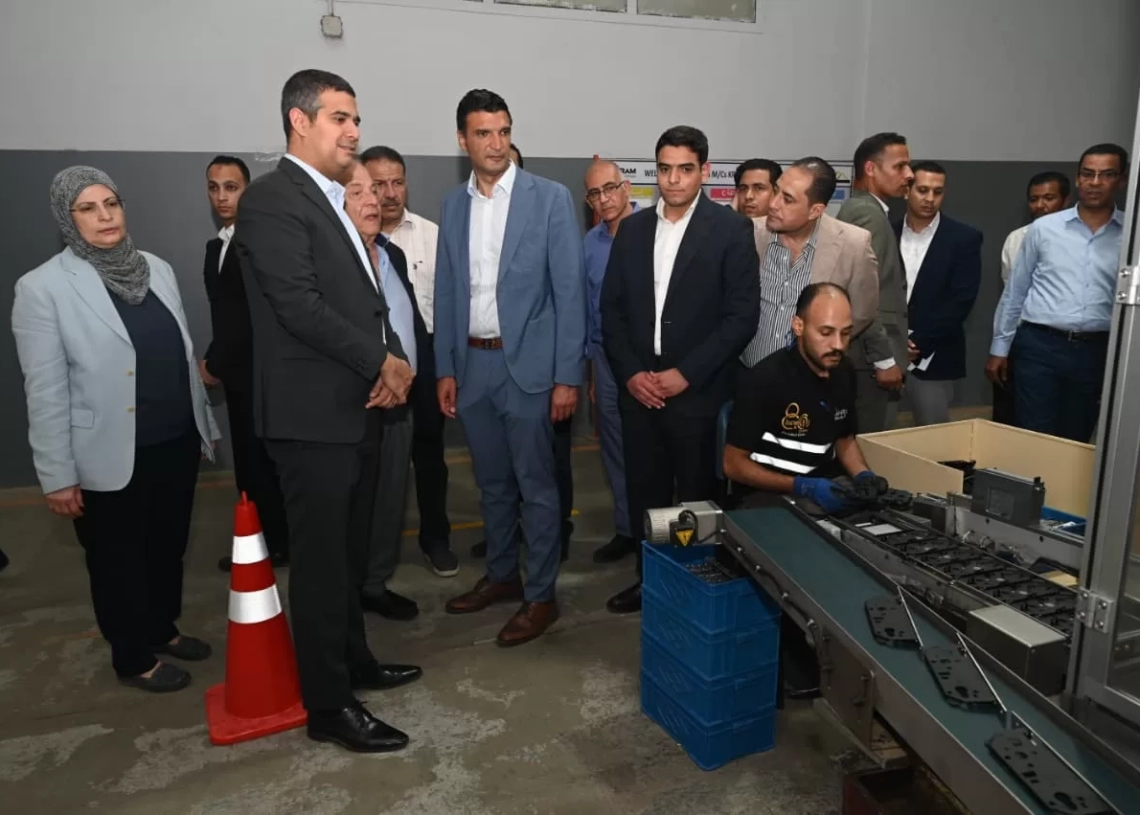 وزير الصناعة ومحافظ الشرقية يتفقدان 3 مصانع للصناعات الهندسية والكهربائية ومجمعاً للصناعات الصغيرة والورش 18 - جريدة المساء