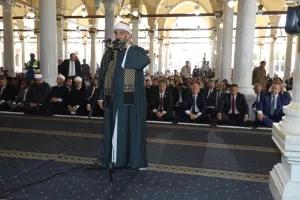 احتفالًا بالعيد القومي لمحافظة القاهرة..محافظ الجيزة يؤدي صلاة الجمعة بمسجد عمرو بن العاص 21 - جريدة المساء