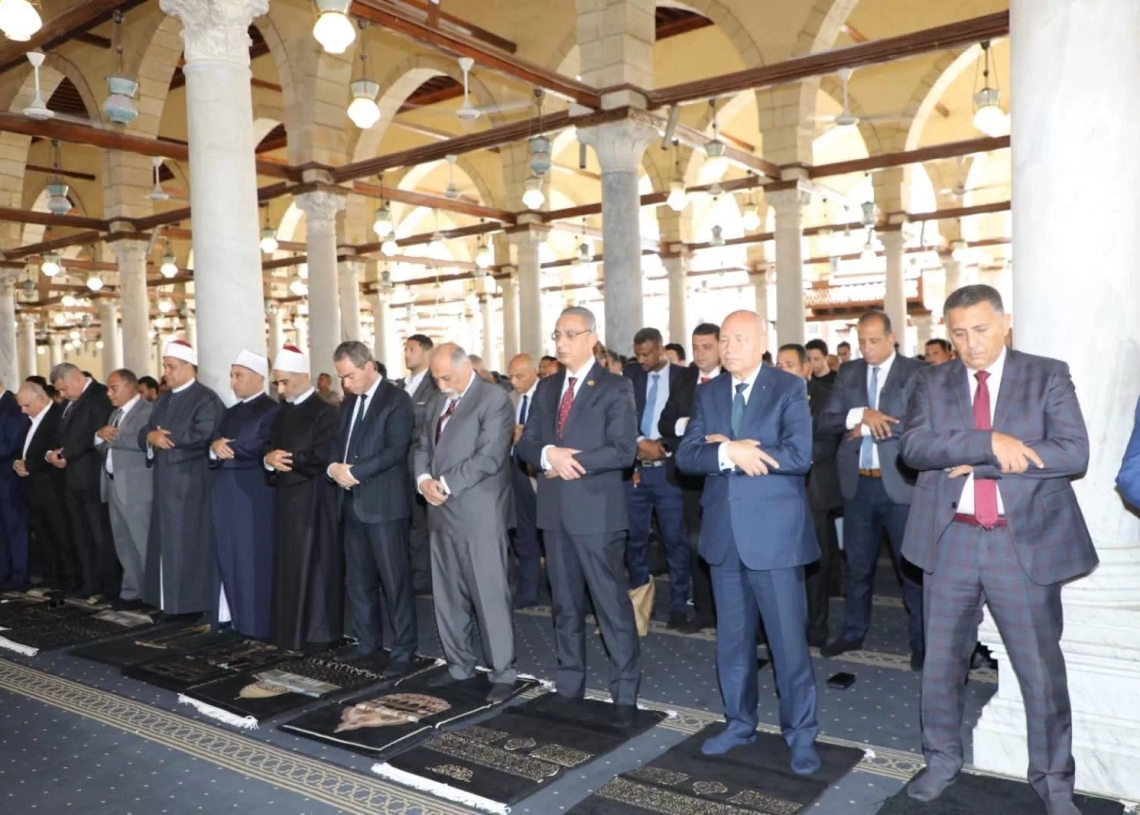 احتفالًا بالعيد القومي لمحافظة القاهرة..محافظ الجيزة يؤدي صلاة الجمعة بمسجد عمرو بن العاص 19 - جريدة المساء