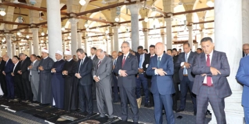 احتفالًا بالعيد القومي لمحافظة القاهرة..محافظ الجيزة يؤدي صلاة الجمعة بمسجد عمرو بن العاص 1 - جريدة المساء