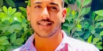 بسبب خلافات قديمه شاب يقتل زميله طعنا بالسكين امام المارة وسط الشارع 2 - جريدة المساء بسبب خلافات قديمه شاب يقتل زميله طعنا بالسكين امام المارة وسط الشارع 1 - جريدة المساء