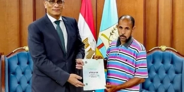 محافظ كفرالشيخ سلم 20 عقد تقنين للمواطنين 1 - جريدة المساء