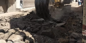 محافظ الغربية يتابع بدء أعمال إزالة طبقة الأسفلت المتهالكة بشارع البهى بطول 750مترا لرفع كفاءة الطريق تمهيدًا لرصفه بحى أول المحلة 1 - جريدة المساء