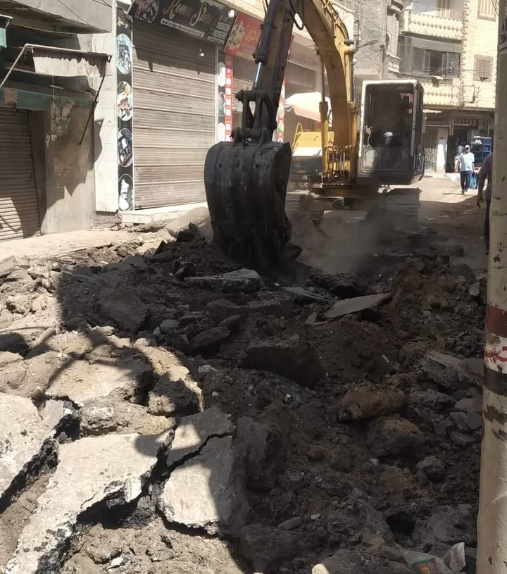 محافظ الغربية يتابع بدء أعمال إزالة طبقة الأسفلت المتهالكة بشارع البهى بطول 750مترا لرفع كفاءة الطريق تمهيدًا لرصفه بحى أول المحلة 18 - جريدة المساء
