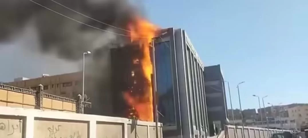 محافظ أسوان يتابع جهود السيطرة الفورية على حريق أعلى سطح مستشفى الجراحة 19 - جريدة المساء