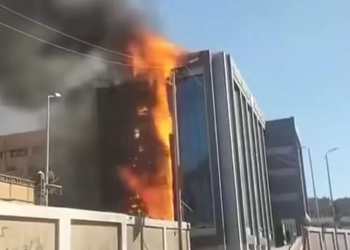 محافظ أسوان يتابع جهود السيطرة الفورية على حريق أعلى سطح مستشفى الجراحة 23 - جريدة المساء
