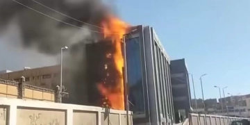 محافظ أسوان يتابع جهود السيطرة الفورية على حريق أعلى سطح مستشفى الجراحة 1 - جريدة المساء