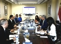 فى اجتماع الوزيرين.. دعم السياحة الرياضية وتعظيم الاستفادة من المنشآت الشبابية استضافة كبرى البطولات والفعاليات والمعسكرات الدولية شرم الشيخ مشروع تجريبى..تمهيداً لتنفيذه فى باقى المقاصد السياحية كتب -باهى حمزة : التقى شريف فتحي وزير السياحة والآثار، مع جوهر نبيل وزير الشباب والرياضة، بمقر وزارة السياحة والآثار بالعاصمة الجديدة، وذلك لبحث سبل تعزيز التعاون المشترك بين الوزارتين في عدد من الملفات ذات الاهتمام المشترك، بما يُسهم في دعم السياحة الرياضية وتعظيم الاستفادة من الإمكانات والمنشآت الرياضية والشبابية التابعة لوزارة الشباب والرياضة. أكد شريف فتحي أن هناك فرصاً واعدة لتعزيز التعاون بين الوزارتين خلال الفترة المقبلة، بما يتماشى مع استراتيجية السياحة والآثار، وما تشهده من تطور في منظومة التسويق والترويج السياحي. كما استعرض الوزير أبرز محاور هذه الاستراتيجية، موضحاً أن رؤية هذه الاستراتيجية ترتكز على إبراز التنوع الفريد الذي يتمتع به المقصد السياحي المصري وما يزخر به من أنماط ومنتجات سياحية متنوعة، من بينها السياحة الرياضية. أكد جوهر نبيل حرص وزارة الشباب والرياضة على استمرار التنسيق والتعاون خلال المرحلة المقبلة لتنفيذ مشروعات مشتركة تسهم في دعم السياحة الرياضية وتعظيم الاستفادة من المقومات التي تمتلكها الدولة، بما يواكب رؤية مصر في التنمية المستدامة، مشيراً إلى ما تمتلكه مصر من بنية تحتية رياضية حديثة ومتطورة يؤهلها لاستضافة كبرى البطولات والفعاليات والمعسكرات الدولية. تناول اللقاء استعراض مقومات المنشآت الرياضية والشبابية بالمدن السياحية وما تقدمه من خدمات تجعلها وجهات قادرة على استضافة البطولات والفعاليات والمعسكرات الرياضية التدريبية للفرق والمنتخبات الدولية لإقامتها في مصر، بما يُعزز مكانتها كوجهة سياحية ورياضية متكاملة. كما ناقش الوزيران سبل الاستفادة من البنية التحتية الرياضية المتطورة التي تتمتع بها المقاصد السياحية المصرية، بما يُسهم في تنويع المنتج السياحي وتعزيز مكانة مصر على خريطة السياحة الرياضية. واتفق الجانبان على تشكيل فريق عمل مشترك يتولى تنسيق الجهود بين الوزارتين، ووضع آليات تنفيذ واضحة، إلى جانب دراسة اختيار مدينة شرم الشيخ، بما تضمه من منشآت وبنية رياضية متطورة، لتكون مشروعاً تجريبياً (Pilot Project)، تمهيداً لتعميم التجربة على مختلف المقاصد السياحية التي تمتلك مقومات مماثلة، بما يُعزز التكامل بين وزارتي السياحة والآثار والشباب والرياضة، وبما يُسهم في تحويل هذه المنشآت إلى وجهة شبابية ورياضية وسياحية متكاملة، تقدم تجربة متميزة للزائرين والمشاركين في البطولات والمعسكرات الرياضية الدولية، ويدعم ترسيخ مكانة مصر كواحدة من الوجهات الرائدة في مجال السياحة الرياضية. وفي هذا الإطار، تم التأكيد على أهمية تقديم تجربة سياحية رياضية متكاملة لا تقتصر على الترويج لمنشأة رياضية بعينها داخل مقصد سياحي مُحدد، وإنما تمتد لتشمل مختلف المقومات والأنشطة والمنتجات السياحية التي تتميز بها الوجهة، بما يُعزز من القيمة المضافة للزيارة، من خلال الاستمتاع بزيارة المواقع الأثرية، والسياحية أو ممارسة الأنشطة البحرية والترفيهية، إلى جانب ربط الوجهة بوجهات سياحية أخرى قريبة أو مكملة لها بسهولة وسرعة، بما يسهم في تقديم تجربة سياحية متكاملة. كما تم الاتفاق أيضاً على إعداد دراسة تحليلية مقارنة مع أبرز الدول المنافسة في مجال السياحة الرياضية، للاستفادة من أفضل الممارسات وتقييم فرص نجاح المشروع. ومن الجدير بالذكر أن وزارة الشباب والرياضة تمتلك 1500 غرفة في المدن السياحية، و1600 غرفة في المدن غير السياحية، والتي تشمل: شرم الشيخ، والغردقة، والأقصر، وأسوان، وأبي قير بالإسكندرية، وبورسعيد، والعريش، ورأس البر، والوادي الجديد، إلى جانب عدد من مراكز الابتكار والتعلم الشبابي ومنتديات الشباب والمعسكرات المنتشرة بمختلف المحافظات، بما يدعم استضافة الفعاليات والبرامج والمعسكرات الشبابية والرياضية 23 - جريدة المساء فى اجتماع الوزيرين.. دعم السياحة الرياضية وتعظيم الاستفادة من المنشآت الشبابية استضافة كبرى البطولات والفعاليات والمعسكرات الدولية شرم الشيخ مشروع تجريبى..تمهيداً لتنفيذه فى باقى المقاصد السياحية كتب -باهى حمزة : التقى شريف فتحي وزير السياحة والآثار، مع جوهر نبيل وزير الشباب والرياضة، بمقر وزارة السياحة والآثار بالعاصمة الجديدة، وذلك لبحث سبل تعزيز التعاون المشترك بين الوزارتين في عدد من الملفات ذات الاهتمام المشترك، بما يُسهم في دعم السياحة الرياضية وتعظيم الاستفادة من الإمكانات والمنشآت الرياضية والشبابية التابعة لوزارة الشباب والرياضة. أكد شريف فتحي أن هناك فرصاً واعدة لتعزيز التعاون بين الوزارتين خلال الفترة المقبلة، بما يتماشى مع استراتيجية السياحة والآثار، وما تشهده من تطور في منظومة التسويق والترويج السياحي. كما استعرض الوزير أبرز محاور هذه الاستراتيجية، موضحاً أن رؤية هذه الاستراتيجية ترتكز على إبراز التنوع الفريد الذي يتمتع به المقصد السياحي المصري وما يزخر به من أنماط ومنتجات سياحية متنوعة، من بينها السياحة الرياضية. أكد جوهر نبيل حرص وزارة الشباب والرياضة على استمرار التنسيق والتعاون خلال المرحلة المقبلة لتنفيذ مشروعات مشتركة تسهم في دعم السياحة الرياضية وتعظيم الاستفادة من المقومات التي تمتلكها الدولة، بما يواكب رؤية مصر في التنمية المستدامة، مشيراً إلى ما تمتلكه مصر من بنية تحتية رياضية حديثة ومتطورة يؤهلها لاستضافة كبرى البطولات والفعاليات والمعسكرات الدولية. تناول اللقاء استعراض مقومات المنشآت الرياضية والشبابية بالمدن السياحية وما تقدمه من خدمات تجعلها وجهات قادرة على استضافة البطولات والفعاليات والمعسكرات الرياضية التدريبية للفرق والمنتخبات الدولية لإقامتها في مصر، بما يُعزز مكانتها كوجهة سياحية ورياضية متكاملة. كما ناقش الوزيران سبل الاستفادة من البنية التحتية الرياضية المتطورة التي تتمتع بها المقاصد السياحية المصرية، بما يُسهم في تنويع المنتج السياحي وتعزيز مكانة مصر على خريطة السياحة الرياضية. واتفق الجانبان على تشكيل فريق عمل مشترك يتولى تنسيق الجهود بين الوزارتين، ووضع آليات تنفيذ واضحة، إلى جانب دراسة اختيار مدينة شرم الشيخ، بما تضمه من منشآت وبنية رياضية متطورة، لتكون مشروعاً تجريبياً (Pilot Project)، تمهيداً لتعميم التجربة على مختلف المقاصد السياحية التي تمتلك مقومات مماثلة، بما يُعزز التكامل بين وزارتي السياحة والآثار والشباب والرياضة، وبما يُسهم في تحويل هذه المنشآت إلى وجهة شبابية ورياضية وسياحية متكاملة، تقدم تجربة متميزة للزائرين والمشاركين في البطولات والمعسكرات الرياضية الدولية، ويدعم ترسيخ مكانة مصر كواحدة من الوجهات الرائدة في مجال السياحة الرياضية. وفي هذا الإطار، تم التأكيد على أهمية تقديم تجربة سياحية رياضية متكاملة لا تقتصر على الترويج لمنشأة رياضية بعينها داخل مقصد سياحي مُحدد، وإنما تمتد لتشمل مختلف المقومات والأنشطة والمنتجات السياحية التي تتميز بها الوجهة، بما يُعزز من القيمة المضافة للزيارة، من خلال الاستمتاع بزيارة المواقع الأثرية، والسياحية أو ممارسة الأنشطة البحرية والترفيهية، إلى جانب ربط الوجهة بوجهات سياحية أخرى قريبة أو مكملة لها بسهولة وسرعة، بما يسهم في تقديم تجربة سياحية متكاملة. كما تم الاتفاق أيضاً على إعداد دراسة تحليلية مقارنة مع أبرز الدول المنافسة في مجال السياحة الرياضية، للاستفادة من أفضل الممارسات وتقييم فرص نجاح المشروع. ومن الجدير بالذكر أن وزارة الشباب والرياضة تمتلك 1500 غرفة في المدن السياحية، و1600 غرفة في المدن غير السياحية، والتي تشمل: شرم الشيخ، والغردقة، والأقصر، وأسوان، وأبي قير بالإسكندرية، وبورسعيد، والعريش، ورأس البر، والوادي الجديد، إلى جانب عدد من مراكز الابتكار والتعلم الشبابي ومنتديات الشباب والمعسكرات المنتشرة بمختلف المحافظات، بما يدعم استضافة الفعاليات والبرامج والمعسكرات الشبابية والرياضية 22 - جريدة المساء