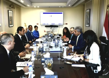 فى اجتماع الوزيرين.. دعم السياحة الرياضية وتعظيم الاستفادة من المنشآت الشبابية استضافة كبرى البطولات والفعاليات والمعسكرات الدولية شرم الشيخ مشروع تجريبى..تمهيداً لتنفيذه فى باقى المقاصد السياحية كتب -باهى حمزة : التقى شريف فتحي وزير السياحة والآثار، مع جوهر نبيل وزير الشباب والرياضة، بمقر وزارة السياحة والآثار بالعاصمة الجديدة، وذلك لبحث سبل تعزيز التعاون المشترك بين الوزارتين في عدد من الملفات ذات الاهتمام المشترك، بما يُسهم في دعم السياحة الرياضية وتعظيم الاستفادة من الإمكانات والمنشآت الرياضية والشبابية التابعة لوزارة الشباب والرياضة. أكد شريف فتحي أن هناك فرصاً واعدة لتعزيز التعاون بين الوزارتين خلال الفترة المقبلة، بما يتماشى مع استراتيجية السياحة والآثار، وما تشهده من تطور في منظومة التسويق والترويج السياحي. كما استعرض الوزير أبرز محاور هذه الاستراتيجية، موضحاً أن رؤية هذه الاستراتيجية ترتكز على إبراز التنوع الفريد الذي يتمتع به المقصد السياحي المصري وما يزخر به من أنماط ومنتجات سياحية متنوعة، من بينها السياحة الرياضية. أكد جوهر نبيل حرص وزارة الشباب والرياضة على استمرار التنسيق والتعاون خلال المرحلة المقبلة لتنفيذ مشروعات مشتركة تسهم في دعم السياحة الرياضية وتعظيم الاستفادة من المقومات التي تمتلكها الدولة، بما يواكب رؤية مصر في التنمية المستدامة، مشيراً إلى ما تمتلكه مصر من بنية تحتية رياضية حديثة ومتطورة يؤهلها لاستضافة كبرى البطولات والفعاليات والمعسكرات الدولية. تناول اللقاء استعراض مقومات المنشآت الرياضية والشبابية بالمدن السياحية وما تقدمه من خدمات تجعلها وجهات قادرة على استضافة البطولات والفعاليات والمعسكرات الرياضية التدريبية للفرق والمنتخبات الدولية لإقامتها في مصر، بما يُعزز مكانتها كوجهة سياحية ورياضية متكاملة. كما ناقش الوزيران سبل الاستفادة من البنية التحتية الرياضية المتطورة التي تتمتع بها المقاصد السياحية المصرية، بما يُسهم في تنويع المنتج السياحي وتعزيز مكانة مصر على خريطة السياحة الرياضية. واتفق الجانبان على تشكيل فريق عمل مشترك يتولى تنسيق الجهود بين الوزارتين، ووضع آليات تنفيذ واضحة، إلى جانب دراسة اختيار مدينة شرم الشيخ، بما تضمه من منشآت وبنية رياضية متطورة، لتكون مشروعاً تجريبياً (Pilot Project)، تمهيداً لتعميم التجربة على مختلف المقاصد السياحية التي تمتلك مقومات مماثلة، بما يُعزز التكامل بين وزارتي السياحة والآثار والشباب والرياضة، وبما يُسهم في تحويل هذه المنشآت إلى وجهة شبابية ورياضية وسياحية متكاملة، تقدم تجربة متميزة للزائرين والمشاركين في البطولات والمعسكرات الرياضية الدولية، ويدعم ترسيخ مكانة مصر كواحدة من الوجهات الرائدة في مجال السياحة الرياضية. وفي هذا الإطار، تم التأكيد على أهمية تقديم تجربة سياحية رياضية متكاملة لا تقتصر على الترويج لمنشأة رياضية بعينها داخل مقصد سياحي مُحدد، وإنما تمتد لتشمل مختلف المقومات والأنشطة والمنتجات السياحية التي تتميز بها الوجهة، بما يُعزز من القيمة المضافة للزيارة، من خلال الاستمتاع بزيارة المواقع الأثرية، والسياحية أو ممارسة الأنشطة البحرية والترفيهية، إلى جانب ربط الوجهة بوجهات سياحية أخرى قريبة أو مكملة لها بسهولة وسرعة، بما يسهم في تقديم تجربة سياحية متكاملة. كما تم الاتفاق أيضاً على إعداد دراسة تحليلية مقارنة مع أبرز الدول المنافسة في مجال السياحة الرياضية، للاستفادة من أفضل الممارسات وتقييم فرص نجاح المشروع. ومن الجدير بالذكر أن وزارة الشباب والرياضة تمتلك 1500 غرفة في المدن السياحية، و1600 غرفة في المدن غير السياحية، والتي تشمل: شرم الشيخ، والغردقة، والأقصر، وأسوان، وأبي قير بالإسكندرية، وبورسعيد، والعريش، ورأس البر، والوادي الجديد، إلى جانب عدد من مراكز الابتكار والتعلم الشبابي ومنتديات الشباب والمعسكرات المنتشرة بمختلف المحافظات، بما يدعم استضافة الفعاليات والبرامج والمعسكرات الشبابية والرياضية 27 - جريدة المساء فى اجتماع الوزيرين.. دعم السياحة الرياضية وتعظيم الاستفادة من المنشآت الشبابية استضافة كبرى البطولات والفعاليات والمعسكرات الدولية شرم الشيخ مشروع تجريبى..تمهيداً لتنفيذه فى باقى المقاصد السياحية كتب -باهى حمزة : التقى شريف فتحي وزير السياحة والآثار، مع جوهر نبيل وزير الشباب والرياضة، بمقر وزارة السياحة والآثار بالعاصمة الجديدة، وذلك لبحث سبل تعزيز التعاون المشترك بين الوزارتين في عدد من الملفات ذات الاهتمام المشترك، بما يُسهم في دعم السياحة الرياضية وتعظيم الاستفادة من الإمكانات والمنشآت الرياضية والشبابية التابعة لوزارة الشباب والرياضة. أكد شريف فتحي أن هناك فرصاً واعدة لتعزيز التعاون بين الوزارتين خلال الفترة المقبلة، بما يتماشى مع استراتيجية السياحة والآثار، وما تشهده من تطور في منظومة التسويق والترويج السياحي. كما استعرض الوزير أبرز محاور هذه الاستراتيجية، موضحاً أن رؤية هذه الاستراتيجية ترتكز على إبراز التنوع الفريد الذي يتمتع به المقصد السياحي المصري وما يزخر به من أنماط ومنتجات سياحية متنوعة، من بينها السياحة الرياضية. أكد جوهر نبيل حرص وزارة الشباب والرياضة على استمرار التنسيق والتعاون خلال المرحلة المقبلة لتنفيذ مشروعات مشتركة تسهم في دعم السياحة الرياضية وتعظيم الاستفادة من المقومات التي تمتلكها الدولة، بما يواكب رؤية مصر في التنمية المستدامة، مشيراً إلى ما تمتلكه مصر من بنية تحتية رياضية حديثة ومتطورة يؤهلها لاستضافة كبرى البطولات والفعاليات والمعسكرات الدولية. تناول اللقاء استعراض مقومات المنشآت الرياضية والشبابية بالمدن السياحية وما تقدمه من خدمات تجعلها وجهات قادرة على استضافة البطولات والفعاليات والمعسكرات الرياضية التدريبية للفرق والمنتخبات الدولية لإقامتها في مصر، بما يُعزز مكانتها كوجهة سياحية ورياضية متكاملة. كما ناقش الوزيران سبل الاستفادة من البنية التحتية الرياضية المتطورة التي تتمتع بها المقاصد السياحية المصرية، بما يُسهم في تنويع المنتج السياحي وتعزيز مكانة مصر على خريطة السياحة الرياضية. واتفق الجانبان على تشكيل فريق عمل مشترك يتولى تنسيق الجهود بين الوزارتين، ووضع آليات تنفيذ واضحة، إلى جانب دراسة اختيار مدينة شرم الشيخ، بما تضمه من منشآت وبنية رياضية متطورة، لتكون مشروعاً تجريبياً (Pilot Project)، تمهيداً لتعميم التجربة على مختلف المقاصد السياحية التي تمتلك مقومات مماثلة، بما يُعزز التكامل بين وزارتي السياحة والآثار والشباب والرياضة، وبما يُسهم في تحويل هذه المنشآت إلى وجهة شبابية ورياضية وسياحية متكاملة، تقدم تجربة متميزة للزائرين والمشاركين في البطولات والمعسكرات الرياضية الدولية، ويدعم ترسيخ مكانة مصر كواحدة من الوجهات الرائدة في مجال السياحة الرياضية. وفي هذا الإطار، تم التأكيد على أهمية تقديم تجربة سياحية رياضية متكاملة لا تقتصر على الترويج لمنشأة رياضية بعينها داخل مقصد سياحي مُحدد، وإنما تمتد لتشمل مختلف المقومات والأنشطة والمنتجات السياحية التي تتميز بها الوجهة، بما يُعزز من القيمة المضافة للزيارة، من خلال الاستمتاع بزيارة المواقع الأثرية، والسياحية أو ممارسة الأنشطة البحرية والترفيهية، إلى جانب ربط الوجهة بوجهات سياحية أخرى قريبة أو مكملة لها بسهولة وسرعة، بما يسهم في تقديم تجربة سياحية متكاملة. كما تم الاتفاق أيضاً على إعداد دراسة تحليلية مقارنة مع أبرز الدول المنافسة في مجال السياحة الرياضية، للاستفادة من أفضل الممارسات وتقييم فرص نجاح المشروع. ومن الجدير بالذكر أن وزارة الشباب والرياضة تمتلك 1500 غرفة في المدن السياحية، و1600 غرفة في المدن غير السياحية، والتي تشمل: شرم الشيخ، والغردقة، والأقصر، وأسوان، وأبي قير بالإسكندرية، وبورسعيد، والعريش، ورأس البر، والوادي الجديد، إلى جانب عدد من مراكز الابتكار والتعلم الشبابي ومنتديات الشباب والمعسكرات المنتشرة بمختلف المحافظات، بما يدعم استضافة الفعاليات والبرامج والمعسكرات الشبابية والرياضية 26 - جريدة المساء