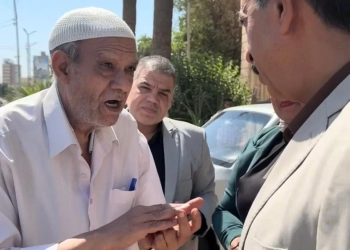 محافظ سوهاج يستجيب لمواطن استوقفه بالشارع ويصطحبه لمقر الوحدة المحلية لحل مشكلته 25 - جريدة المساء