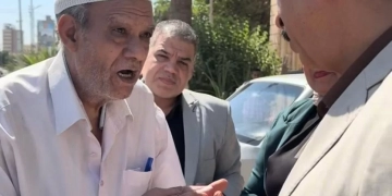 محافظ سوهاج يستجيب لمواطن استوقفه بالشارع ويصطحبه لمقر الوحدة المحلية لحل مشكلته 1 - جريدة المساء