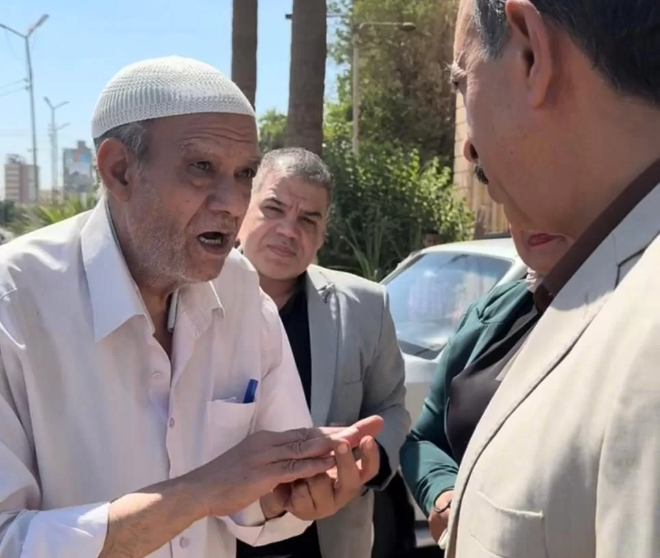 محافظ سوهاج يستجيب لمواطن استوقفه بالشارع ويصطحبه لمقر الوحدة المحلية لحل مشكلته 19 - جريدة المساء