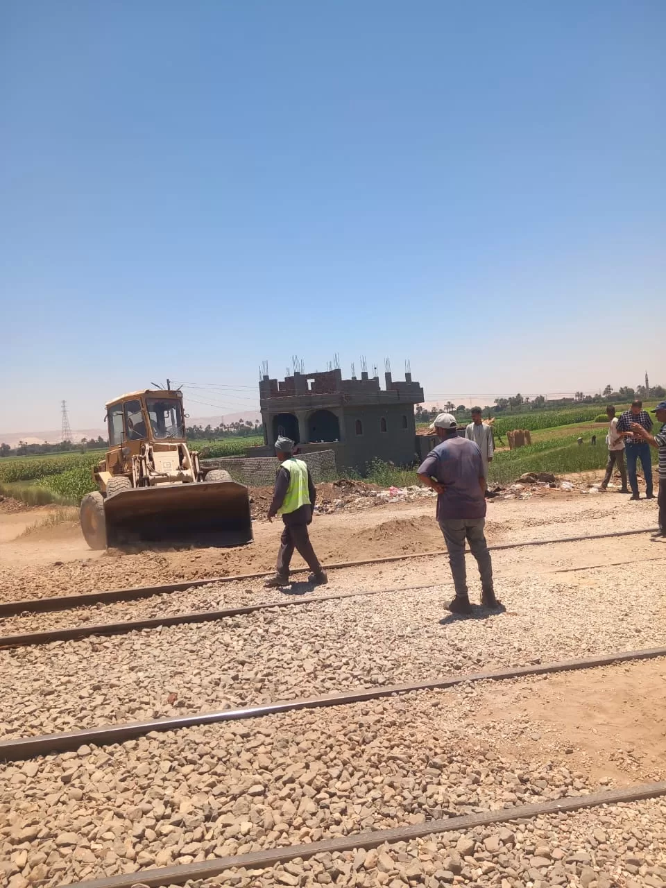 غلق 20 معبرًا غير قانوني على شريط السكك الحديدية بدشنا لحماية المواطنين 33 - جريدة المساء