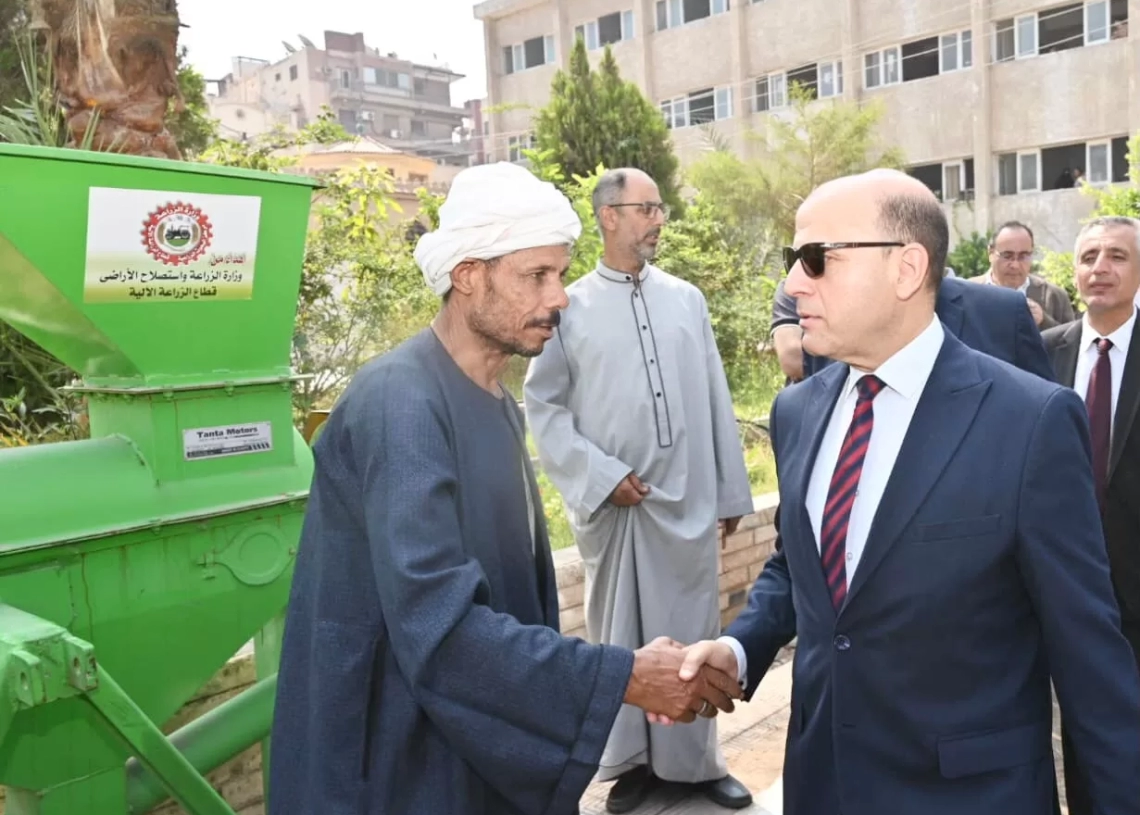 محافظ الغربية يُهدي المزارعين 26 فراطة ذرة مجانًا لدعمٌ الفلاح.. حمايةٌ للرقعة الزراعية.. وتخفيفٌا للأعباء عن المواطنين 18 - جريدة المساء محافظ الغربية يُهدي المزارعين 26 فراطة ذرة مجانًا لدعمٌ الفلاح.. حمايةٌ للرقعة الزراعية.. وتخفيفٌا للأعباء عن المواطنين 17 - جريدة المساء