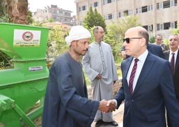 محافظ الغربية يُهدي المزارعين 26 فراطة ذرة مجانًا لدعمٌ الفلاح.. حمايةٌ للرقعة الزراعية.. وتخفيفٌا للأعباء عن المواطنين 27 - جريدة المساء