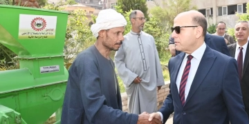 محافظ الغربية يُهدي المزارعين 26 فراطة ذرة مجانًا لدعمٌ الفلاح.. حمايةٌ للرقعة الزراعية.. وتخفيفٌا للأعباء عن المواطنين 2 - جريدة المساء محافظ الغربية يُهدي المزارعين 26 فراطة ذرة مجانًا لدعمٌ الفلاح.. حمايةٌ للرقعة الزراعية.. وتخفيفٌا للأعباء عن المواطنين 1 - جريدة المساء