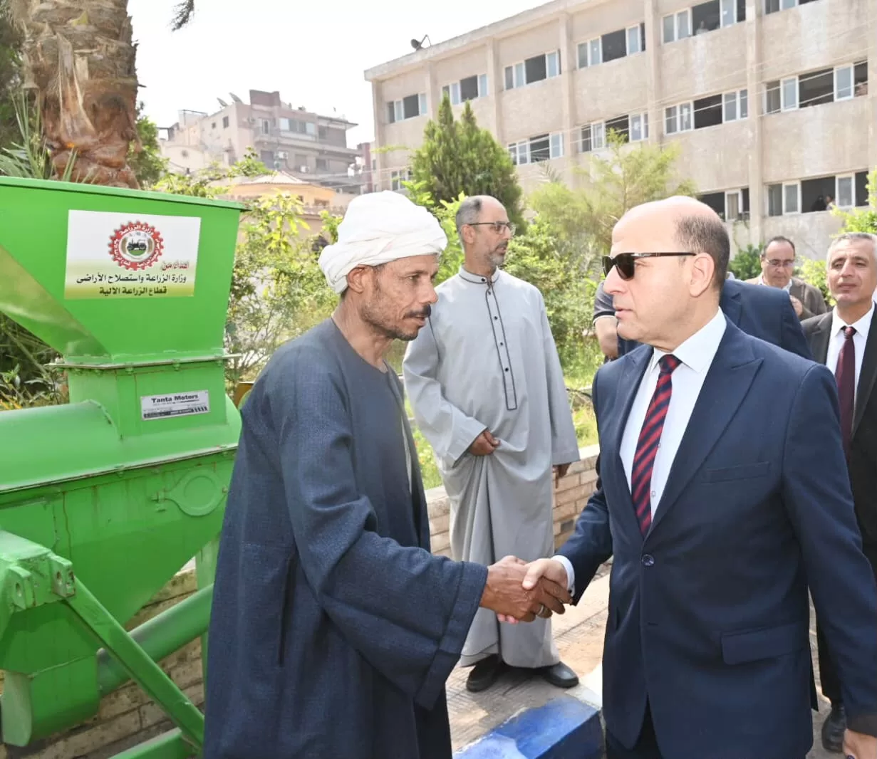 محافظ الغربية يُهدي المزارعين 26 فراطة ذرة مجانًا لدعمٌ الفلاح.. حمايةٌ للرقعة الزراعية.. وتخفيفٌا للأعباء عن المواطنين