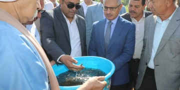 محافظ بنى سويف يشهد إلقاء دفعة من الزرّيعات ضمن مشروع الاستزراع السمكي بجهاز حماية وتنمية البحيرات والثروة السمكية 1 - جريدة المساء