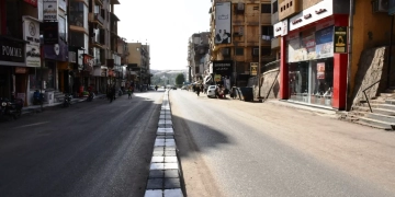 محافظ أسوان يتابع أعمال التجميل ورفع كفاءة الشارع الجديد .. ويؤكد الحفاظ على المظهر الحضارى وتحقيق السيولة المرورية 1 - جريدة المساء