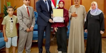 محافظ كفرالشيخ كرم أوائل الشهادة الإعدادية للعام الدراسي 2025/2026 على مستوى المحافظة 1 - جريدة المساء