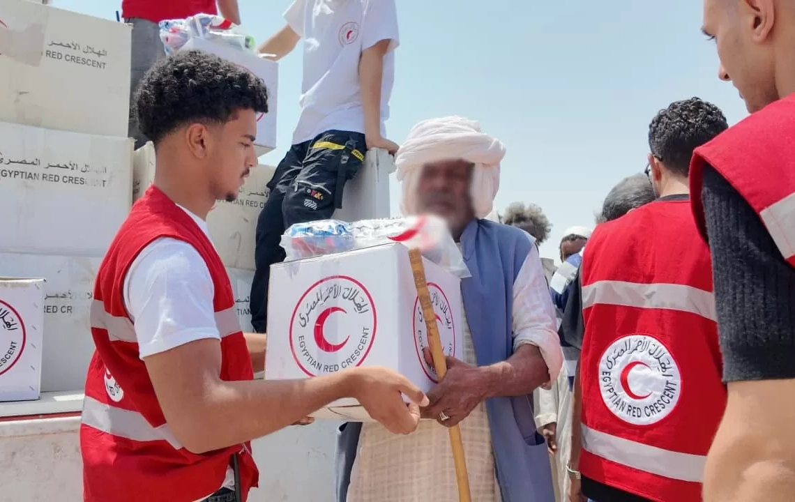 الهلال الأحمر يدعم الأسر الأولى بالرعاية بقافلة إغاثية متكاملة في شلاتين 18 - جريدة المساء