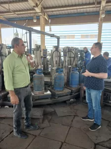 ضبط منشأة بكرداسة تعيد استخدام مخلفات الفراخ في تصنيع منتجات غذائية.. و28224 عبوة مشروبات طاقة مجهولة 21 - جريدة المساء