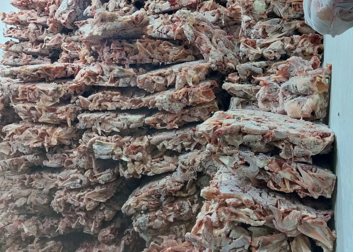 ضبط منشأة بكرداسة تعيد استخدام مخلفات الفراخ في تصنيع منتجات غذائية.. و28224 عبوة مشروبات طاقة مجهولة 19 - جريدة المساء