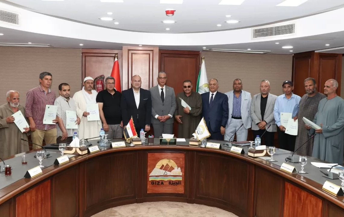 محافظ الجيزة يسلم 23 عقدًا لتقنين أراضي الدولة للمواطنين المستفيدين من واضعي اليد 19 - جريدة المساء