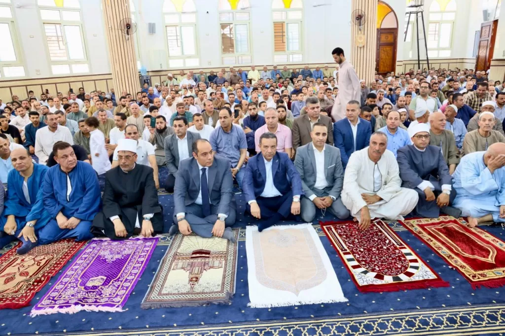 محافظ المنوفية يفتتح مسجد العمري بسلامون الشهداء ويؤدي صلاة الجمعة 21 - جريدة المساء