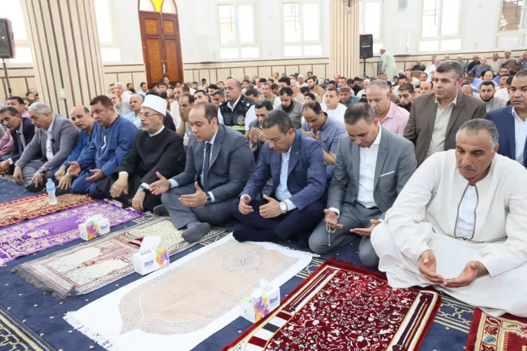 محافظ المنوفية يفتتح مسجد العمري بسلامون الشهداء ويؤدي صلاة الجمعة 25 - جريدة المساء
