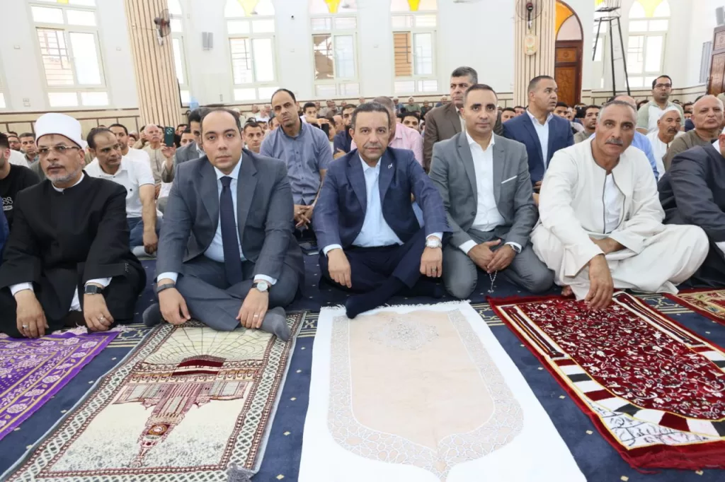 محافظ المنوفية يفتتح مسجد العمري بسلامون الشهداء ويؤدي صلاة الجمعة 23 - جريدة المساء