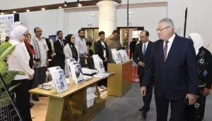 زين العابدين يتفقد جناح عين شمس بالملتقى الدولي للتعليم العالي والتدريب 23 - جريدة المساء