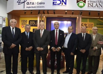زين العابدين يتفقد جناح عين شمس بالملتقى الدولي للتعليم العالي والتدريب 25 - جريدة المساء
