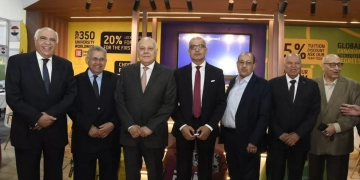 زين العابدين يتفقد جناح عين شمس بالملتقى الدولي للتعليم العالي والتدريب 1 - جريدة المساء