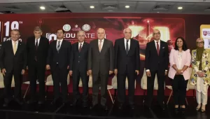 زين العابدين يتفقد جناح عين شمس بالملتقى الدولي للتعليم العالي والتدريب 21 - جريدة المساء