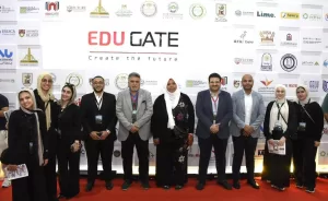 زين العابدين يتفقد جناح عين شمس بالملتقى الدولي للتعليم العالي والتدريب 25 - جريدة المساء