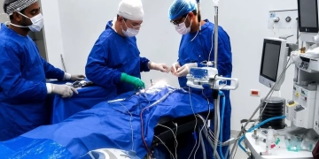 إنقاذ رضيع عمره 45 يومًا من الموت بعد جراحة دقيقة بالمخ في مستشفى النيل التخصصي بأسوان 1 - جريدة المساء