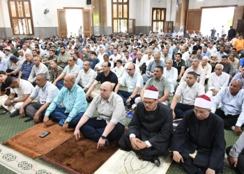 محافظ الفيوم يؤدي صلاة الجمعة بمسجد أبو داوود 21 - جريدة المساء