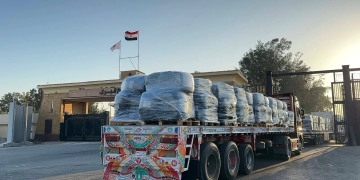 الهلال الأحمر يمد غزة بزاد العزة