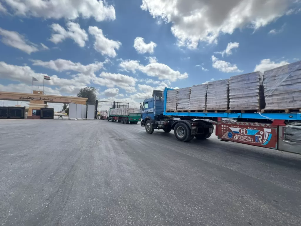 الهلال الأحمر يدفع بأكثر من 2596 طنًا من المساعدات الغذائية والإغاثية 23 - جريدة المساء