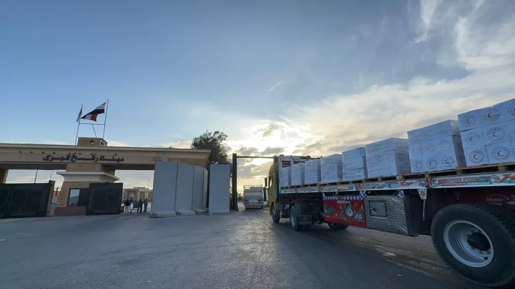 الهلال الأحمر يدفع بأكثر من 2596 طنًا من المساعدات الغذائية والإغاثية 19 - جريدة المساء