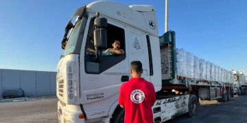 الهلال الأحمر يمد غزة بزاد العزة