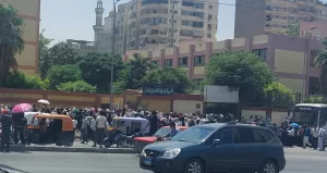 بالزغاريد والورود الاهالى انتظرت ابنائهم على ابواب اللجان .